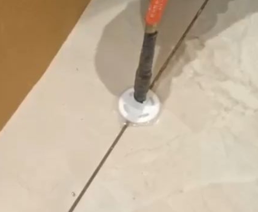 建邺瓷砖空鼓维修公司专业解答瓷砖在铺贴过程中，如果没有涂抹均匀到位的粘结材料（如水泥砂浆或瓷砖胶），可能会导致以下问题