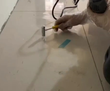 建邺瓷砖开裂维修公司专业分享瓷砖在铺贴前如果没有沥干水分，将会导致以下问题