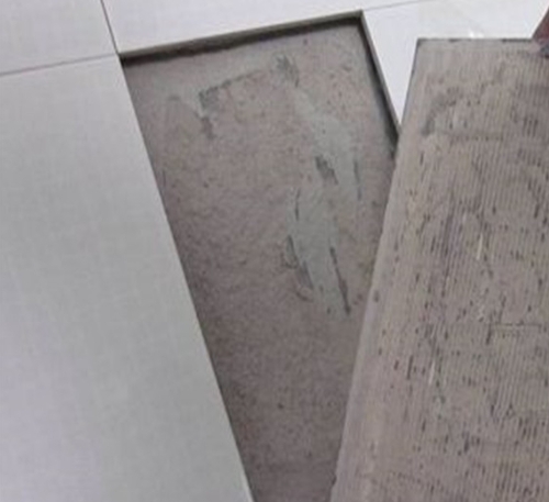 建邺瓷砖空鼓维修公司分享瓷砖铺贴时如果打浆（即涂抹在瓷砖背面和基层上的砂浆或瓷砖胶）过少，会带来以下问题
