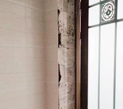 建邺瓷砖空鼓免砸砖维修公司分享吸水砖泡水时间不够或过长都会对瓷砖铺贴效果产生影响